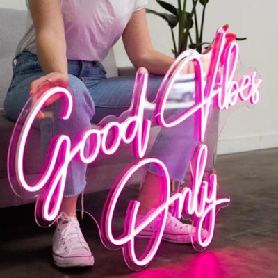 Neon text Good Vibes Only